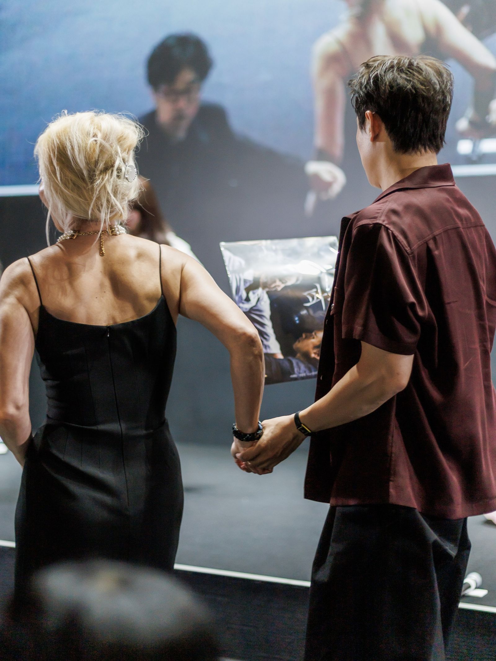 李慧英出席電影宣傳活動,一襲黑色洋裝展現強大背肌。鴻聯國際提供