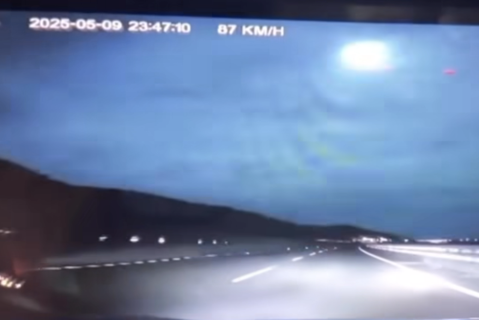 台東深夜驚見「巨大光球」 鄭明典:疑似火流星事件