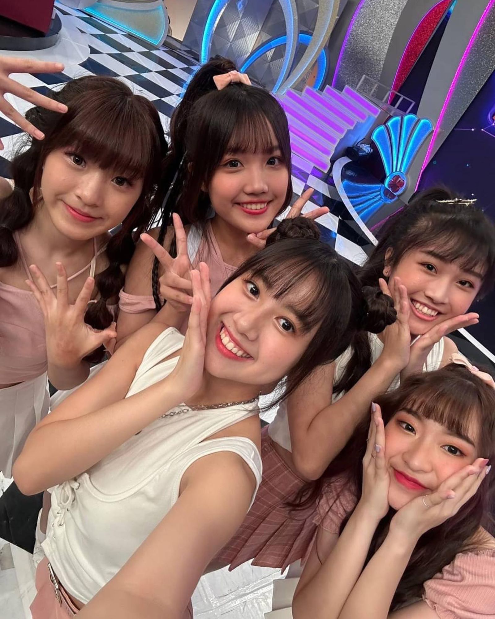 「Give me five少女隊」許芷芸(左起)、張羽靚、張家瑜、張思媛、黃宥臻私底下感情很好。長興影視提供