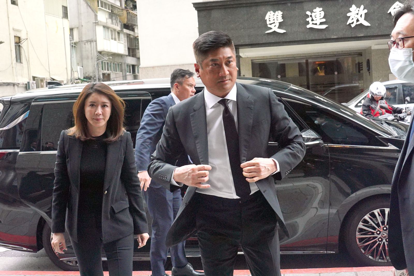 高院開綠燈　辜仲諒繳2億赴杭州主持亞洲女棒閉幕　限11/3前返台