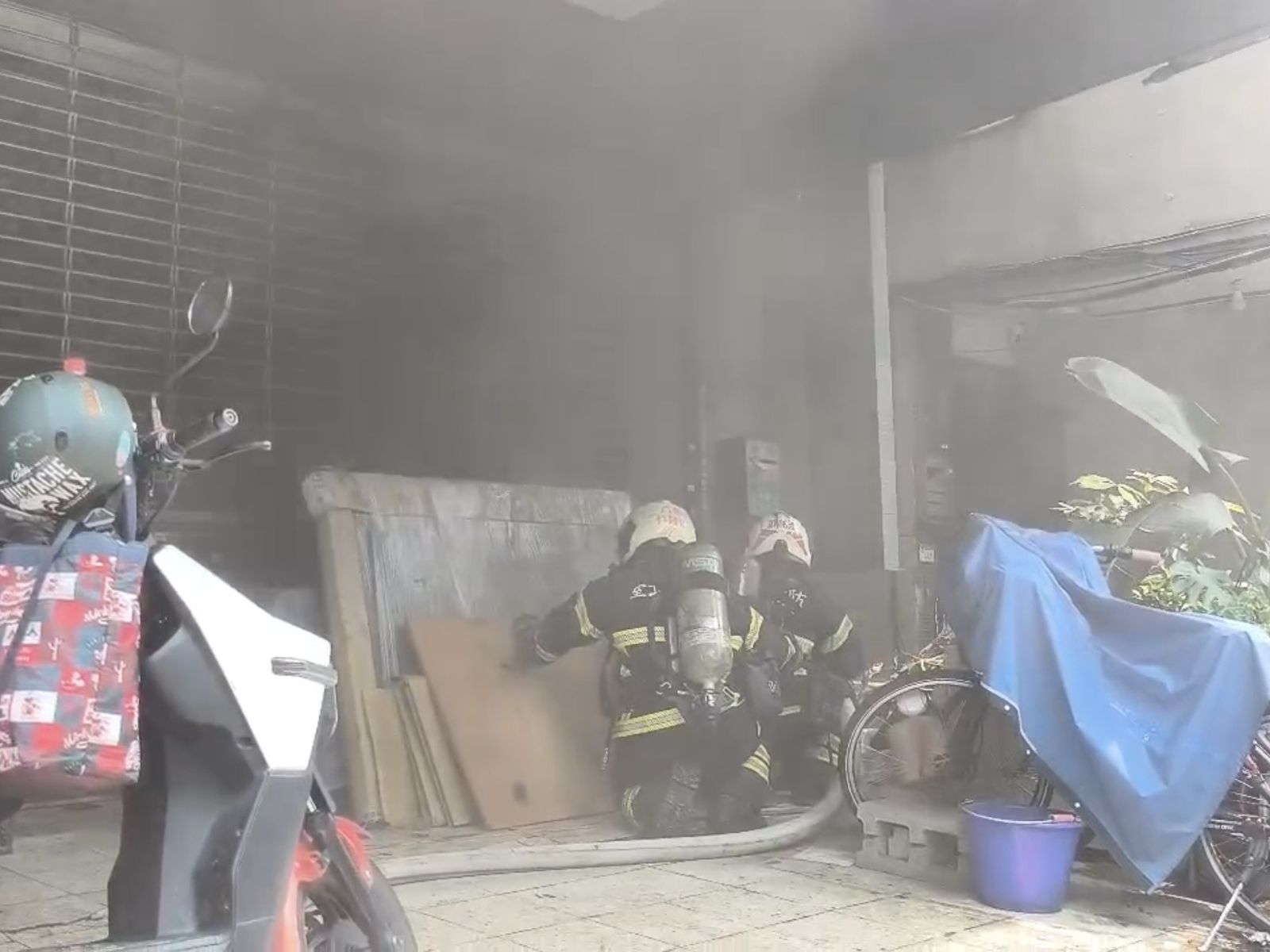 北市新生北路火警！地下室密閉難排煙　封路4小時搶救畫面曝