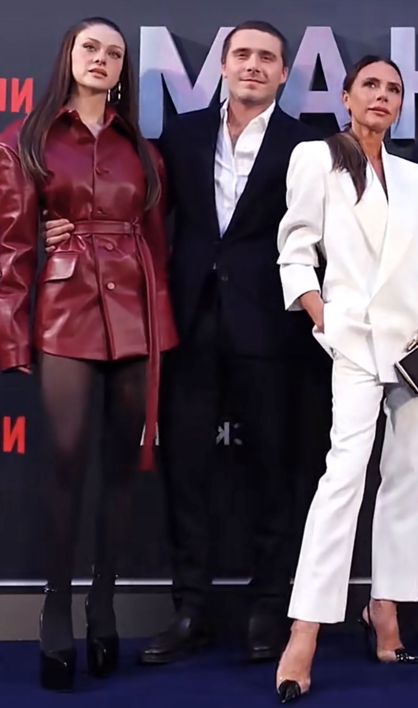 維多利亞（右起）被指看起來很排斥與布魯克林及妮寇拉合照。翻攝微博