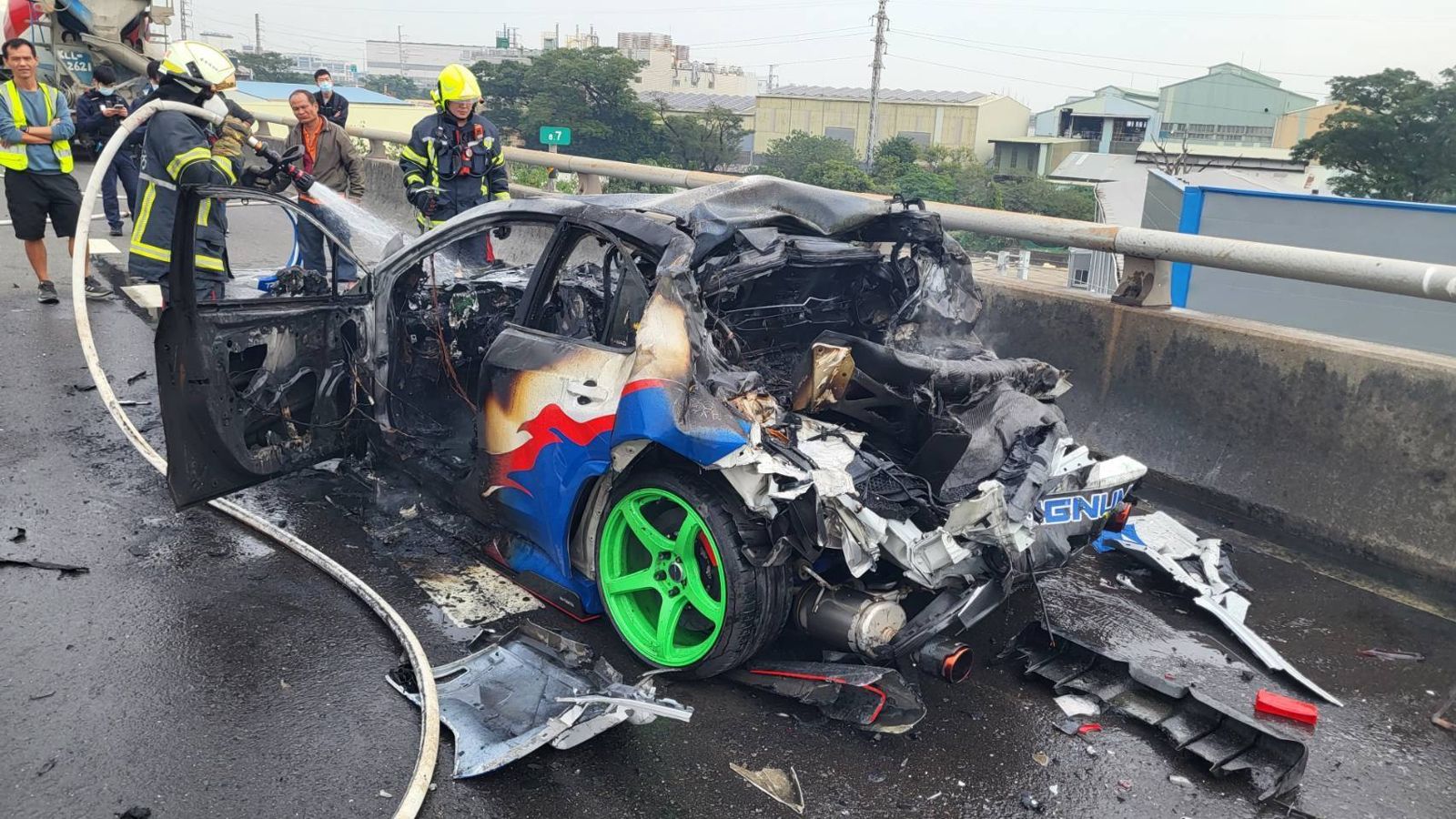 台88驚悚火燒車！「勝利衝鋒」WRX慘變廢鐵　駕駛噴血爬出：一隻眼看不見