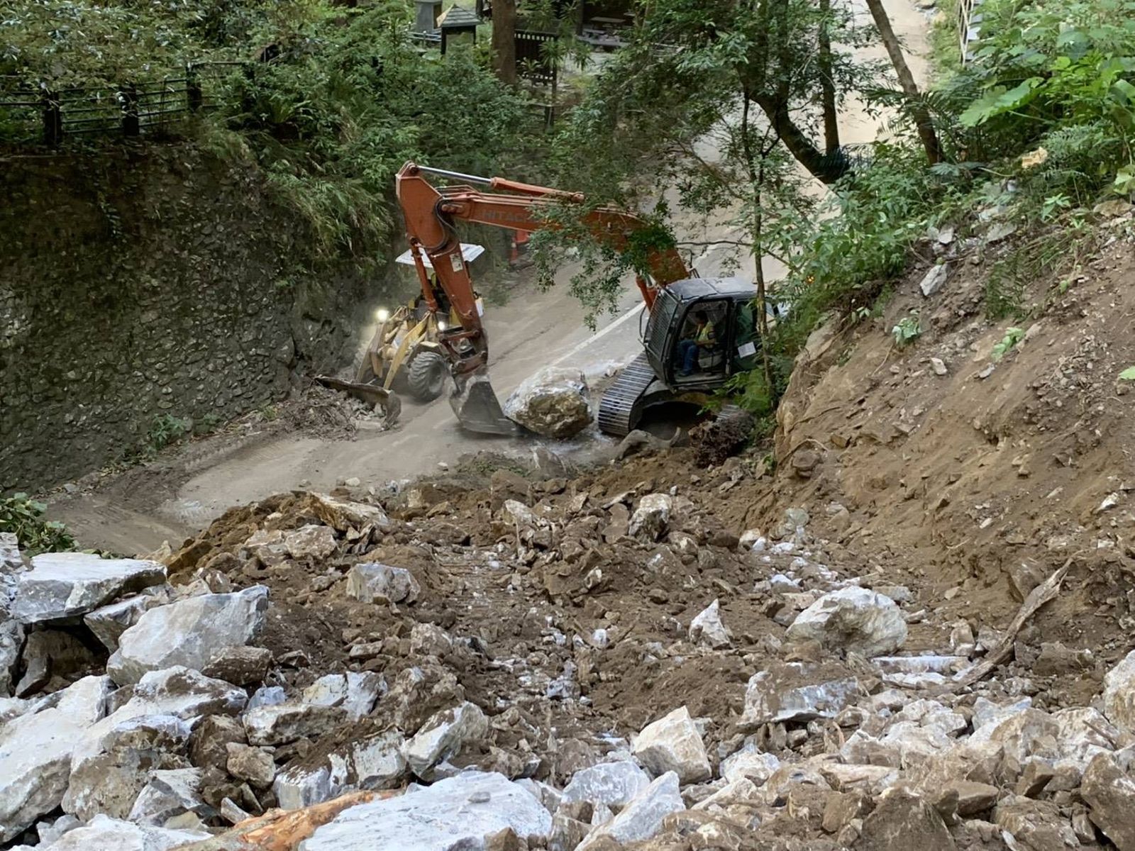 經評估後進行便道開設作業降挖。圖/林業及自然保育署花蓮分署