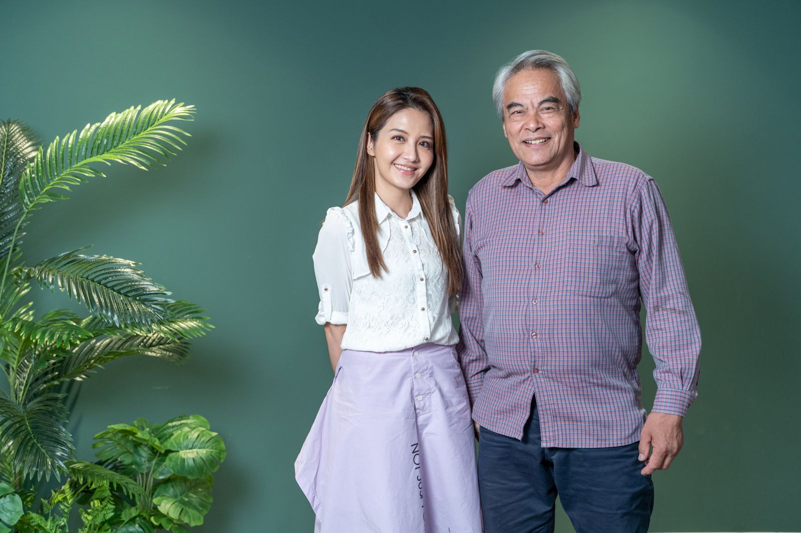 李宣榕（左）與表舅林慶台（右）參與大愛劇《假日到山裡來看你》。大愛電視提供