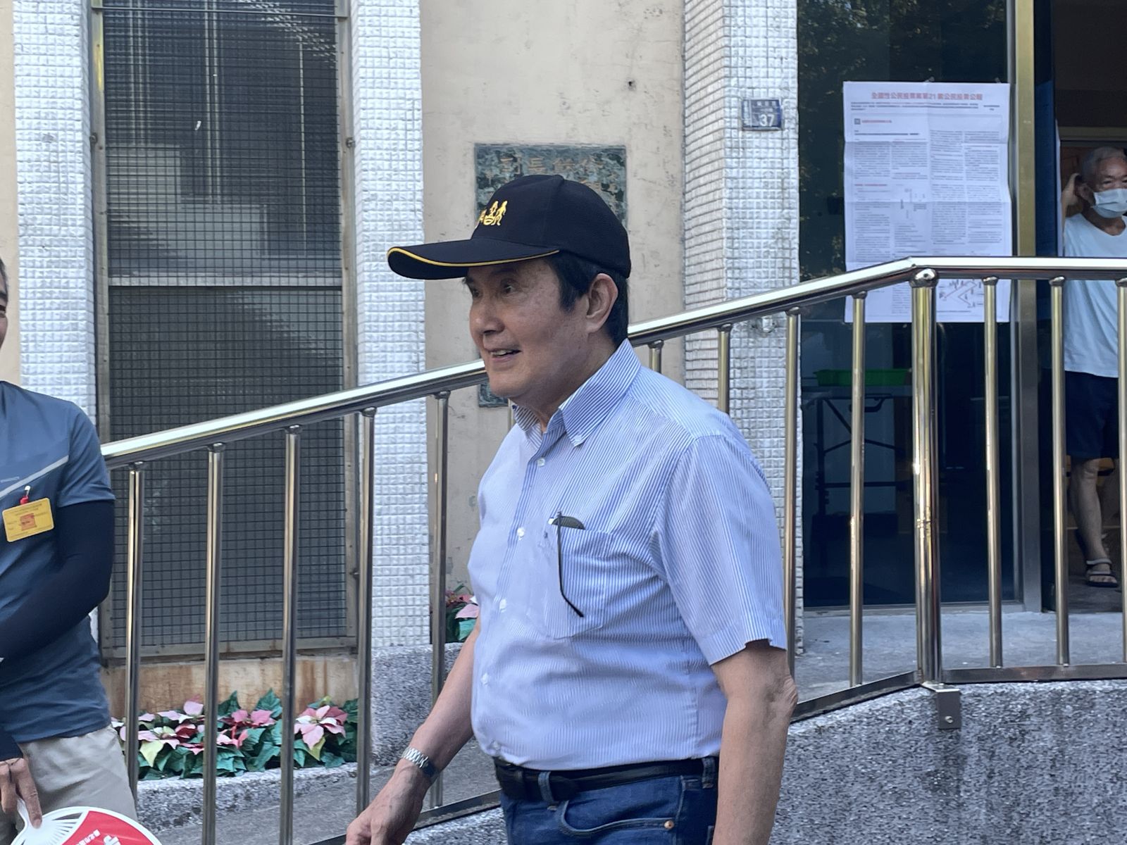 823公投登場!馬英九偕周美青低調現身投票所 精神飽滿向民眾問早