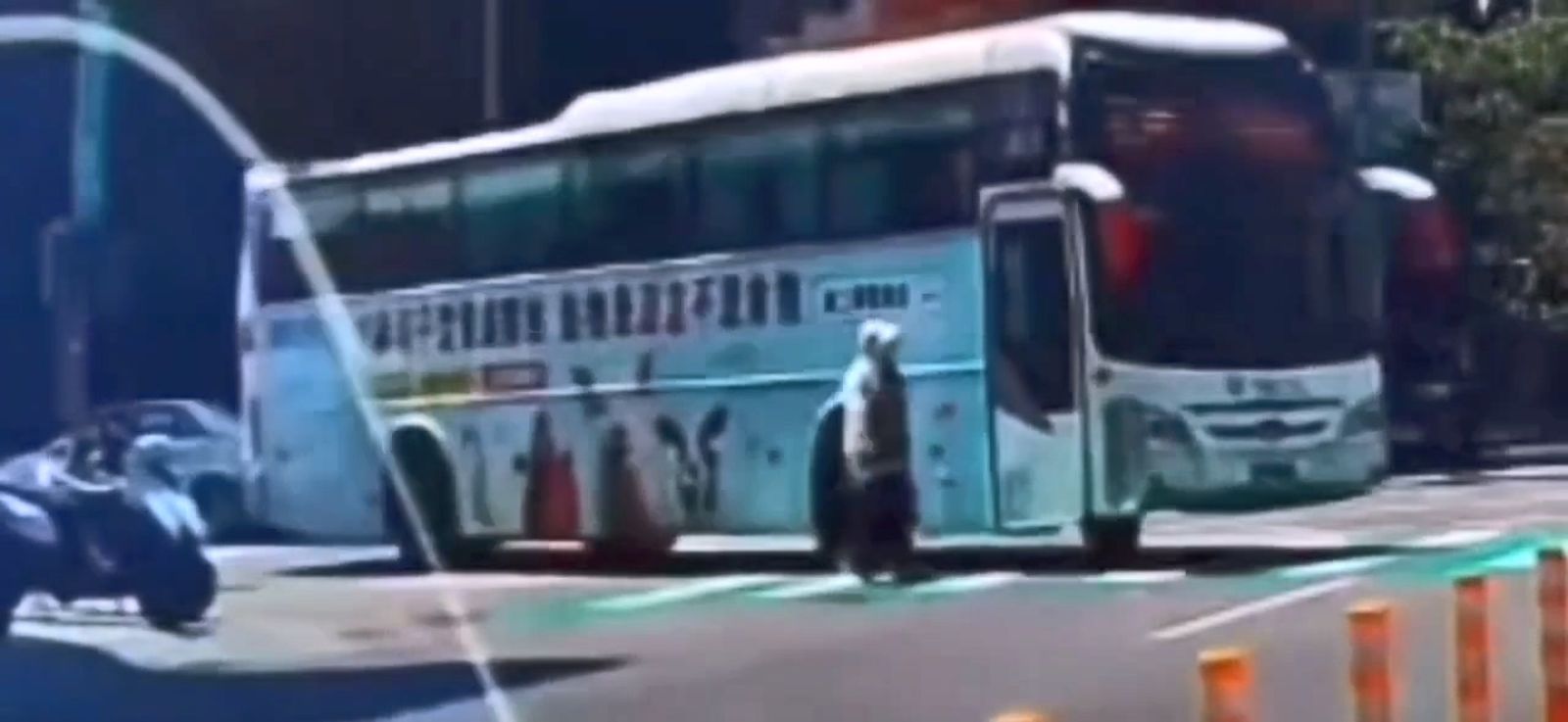 新加坡籍阿嬤小跑步,準備衝過斑馬線,看到國光客運要右轉,一度停頓在原地。圖/翻攝記者爆料網