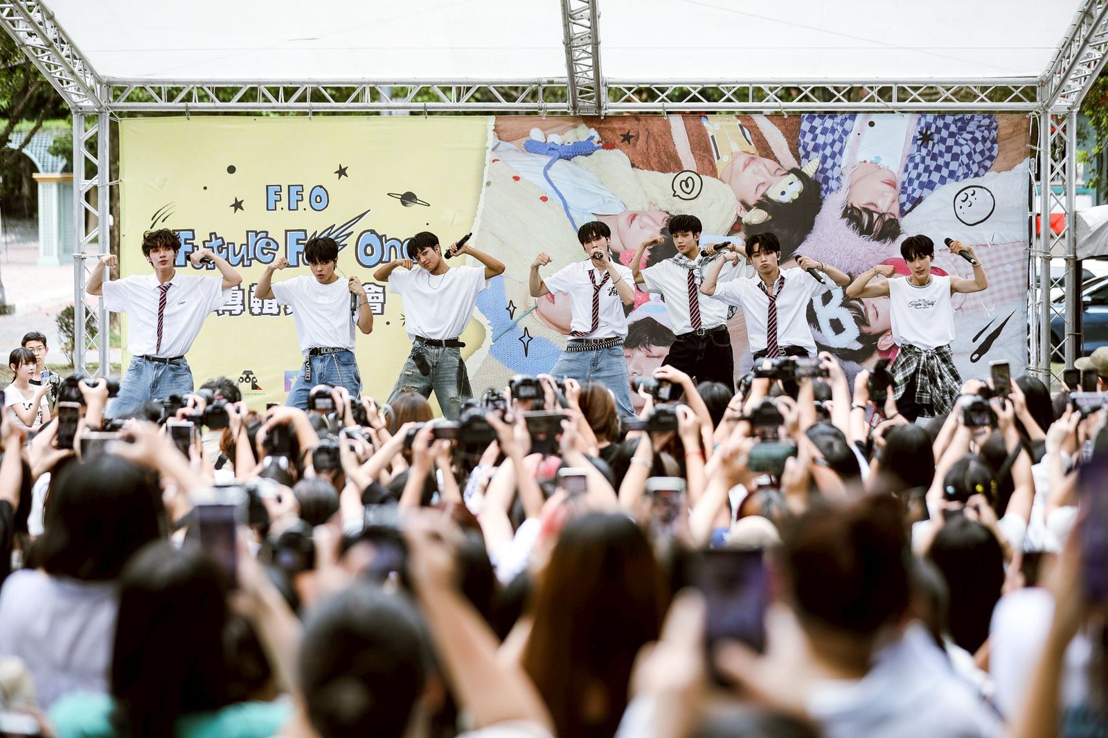 男團F.F.O今6日在信義區舉辦簽唱會。鄒保祥攝