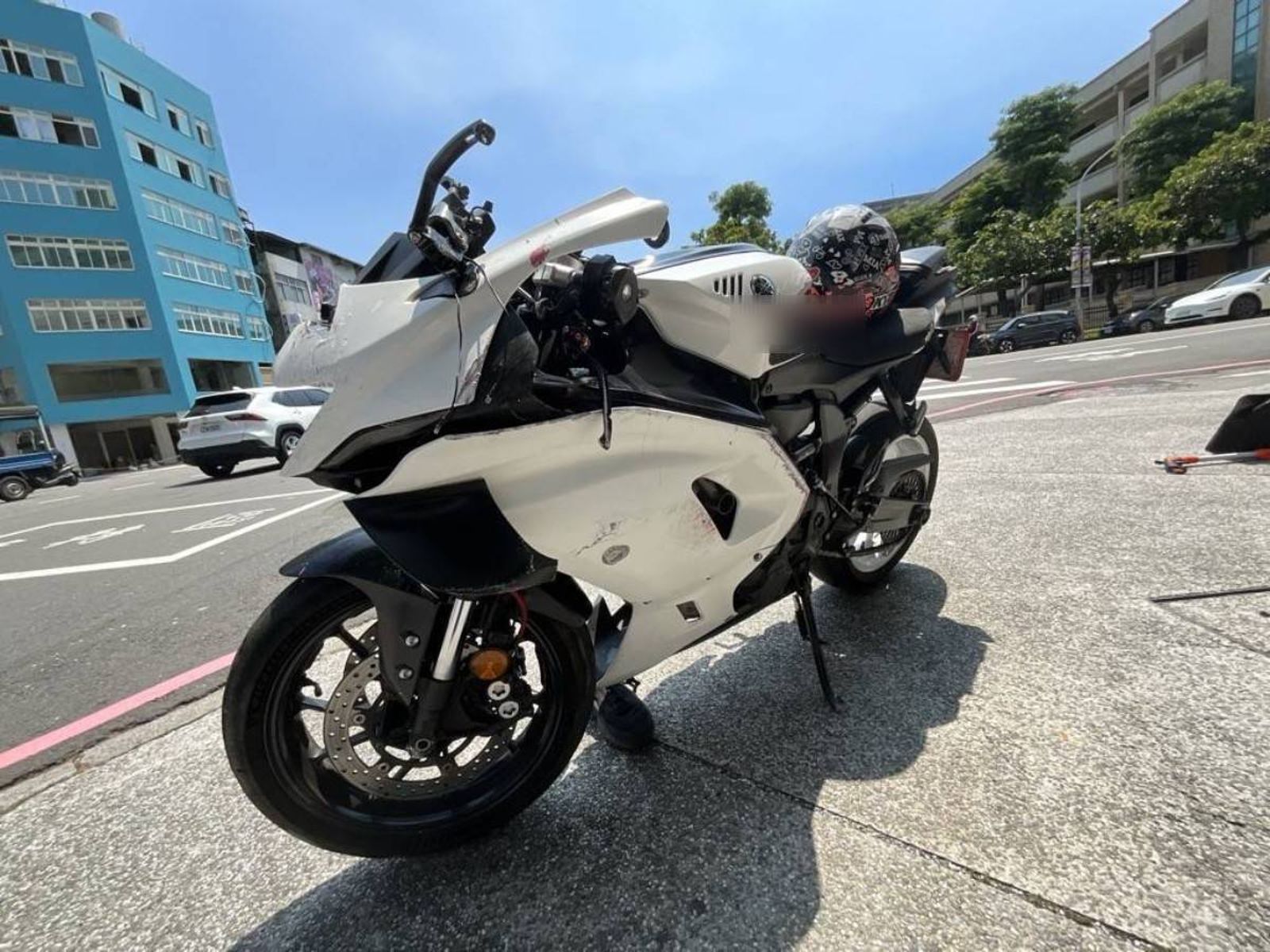 驚悚!高雄男大生騎重機直行撞上左轉小貨車 慘噴飛重傷不治