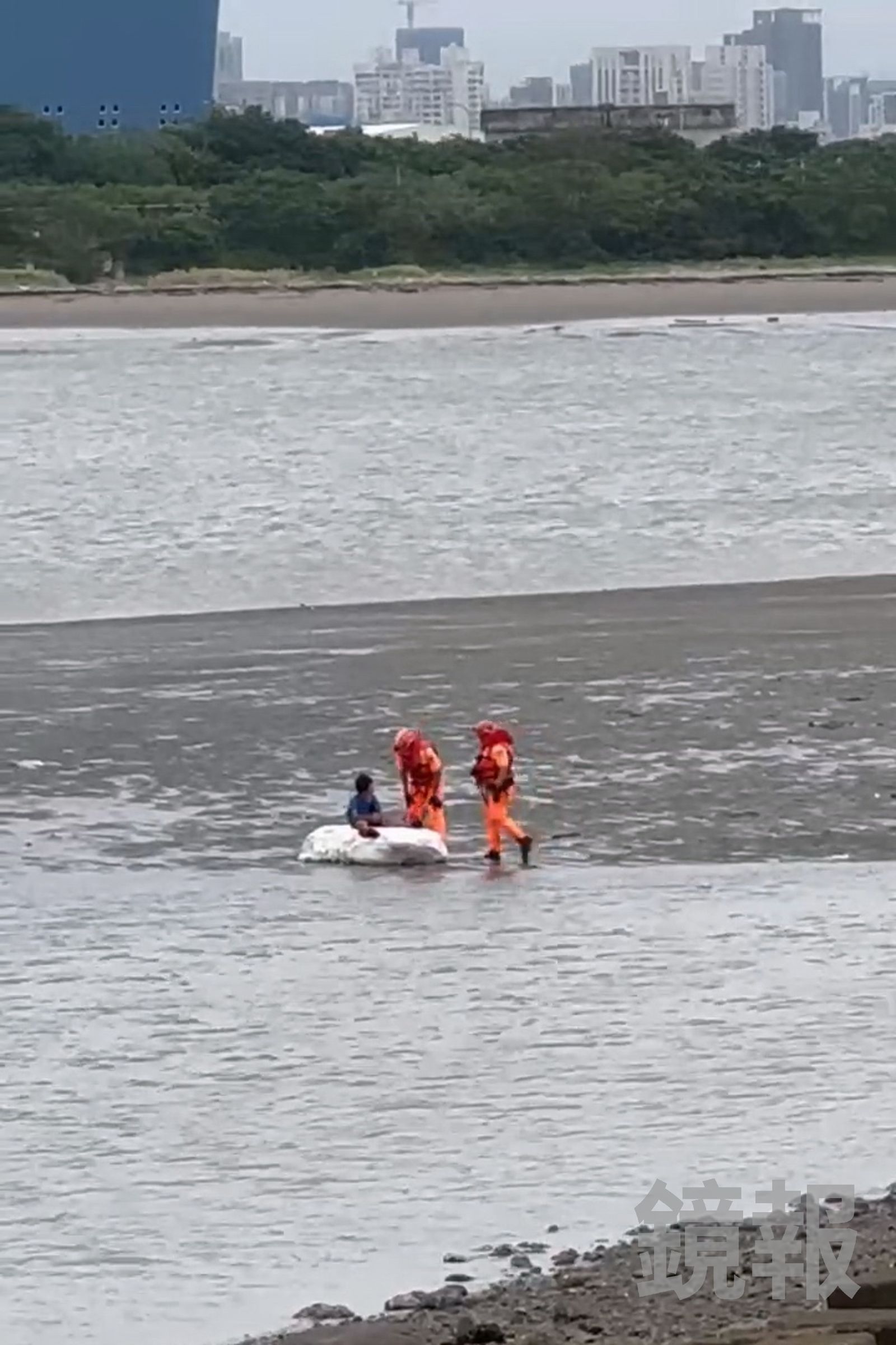 海巡隊員將男童救回。民眾提供