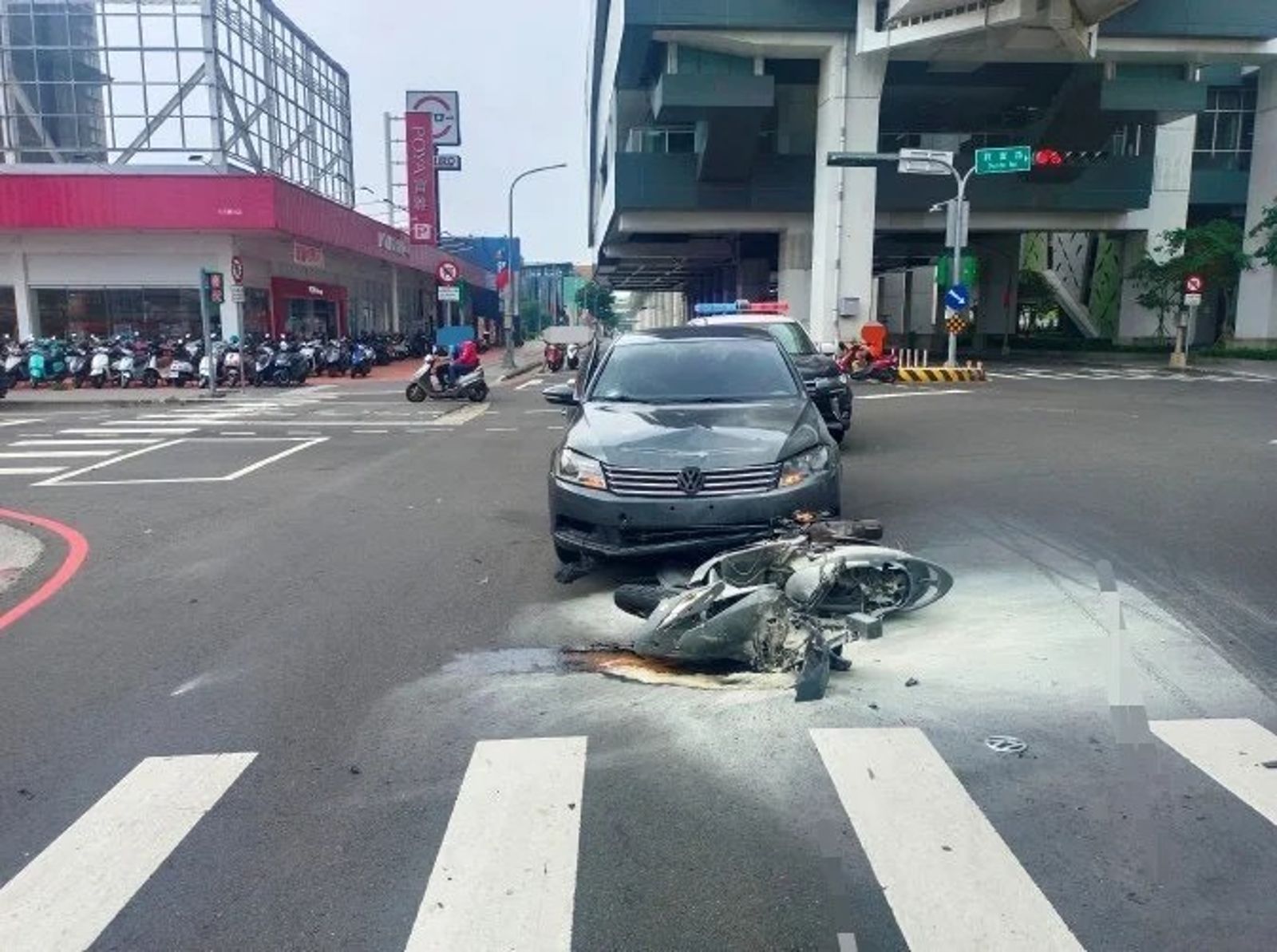 台中女騎士「自殺式左轉」　遭搶黃燈轎車猛撞飛半空　機車起火場面駭人