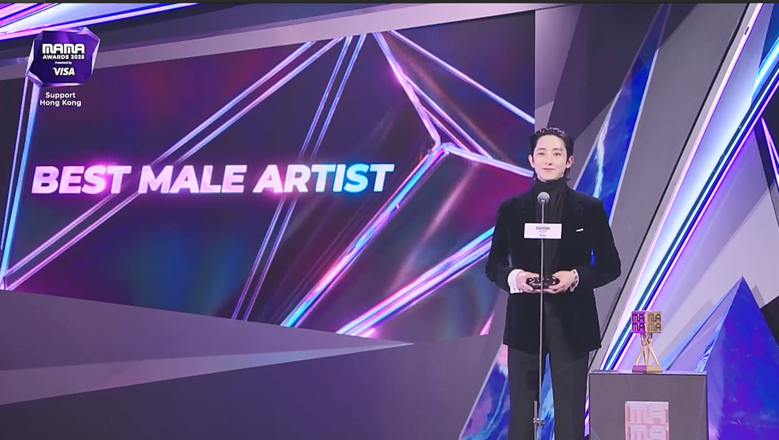 李洙赫今擔綱頒獎嘉賓,不忘向火災罹難者致哀。翻攝IG@mnet_mama