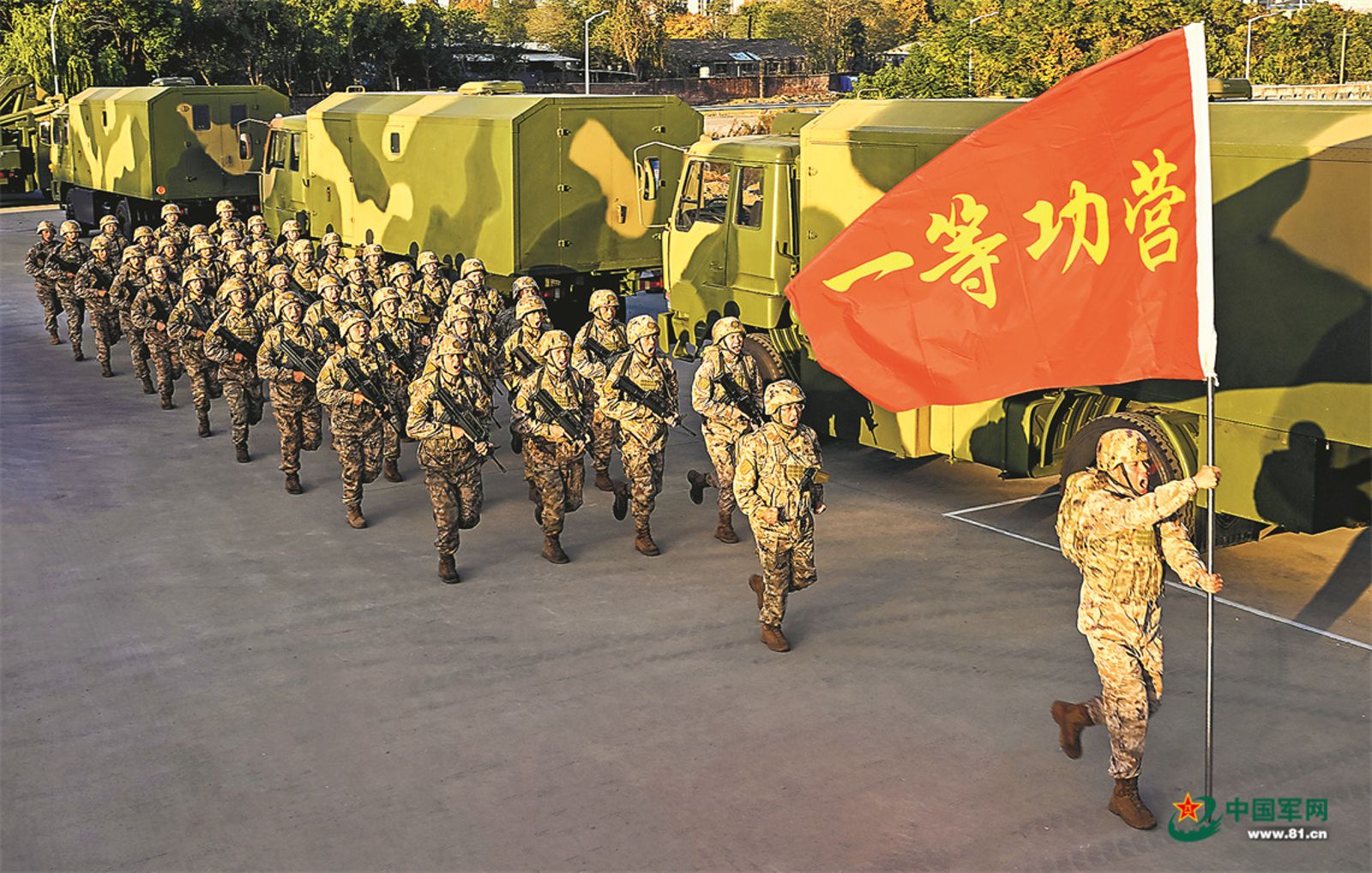 中國解放軍火箭軍某旅發射二營官兵士氣高昂奔向戰位。圖/中國軍網