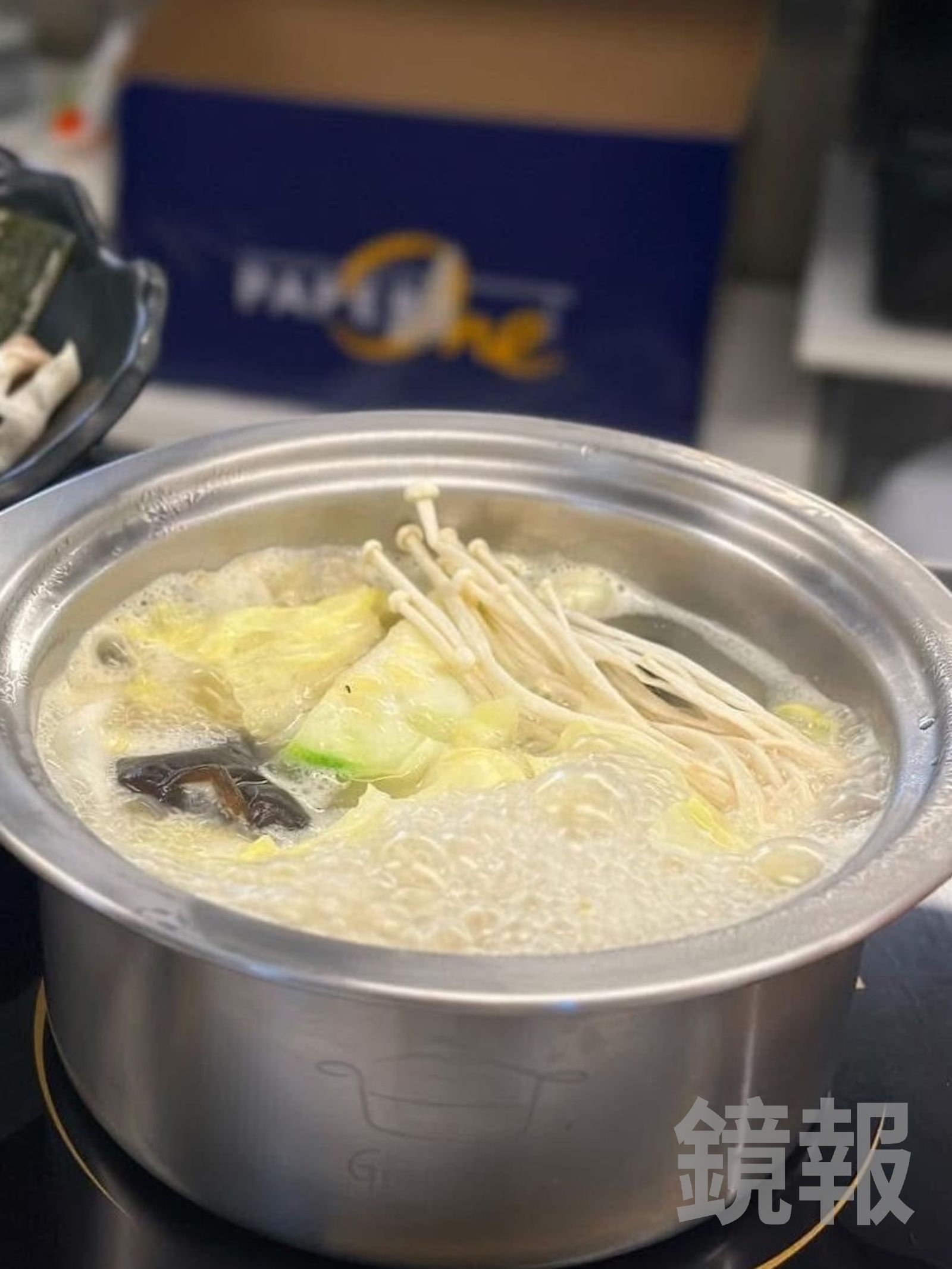 「蒜味白湯」甘美不嗆，煮蔬菜後更甜美。（需加價49元）