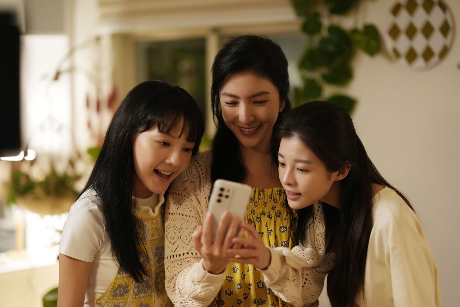 《看看你有多愛我》楊謹華(中)與林思廷(左)、詹子萱組成的母女三人組默契滿分 。晴天影像提供