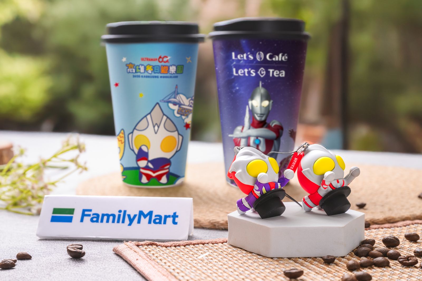 「全家」攜手「2026高雄燈會冬日遊樂園」推超人力霸王聯名杯身、Q版杯塞。（全家供圖）