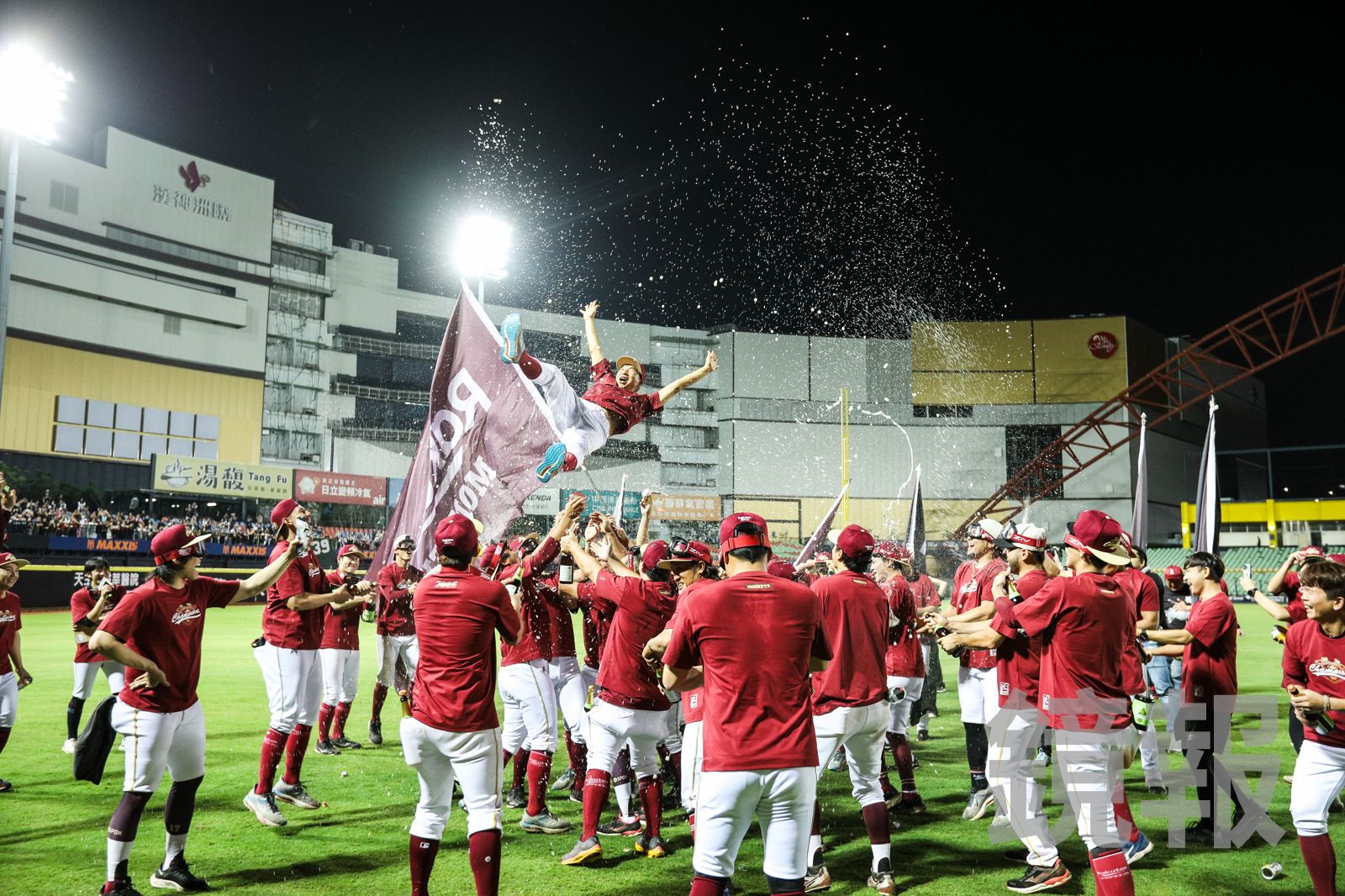 古久保健二率樂天桃猿奪冠仍遭撤換　林泓育、林立與應援團長直播掀熱議
