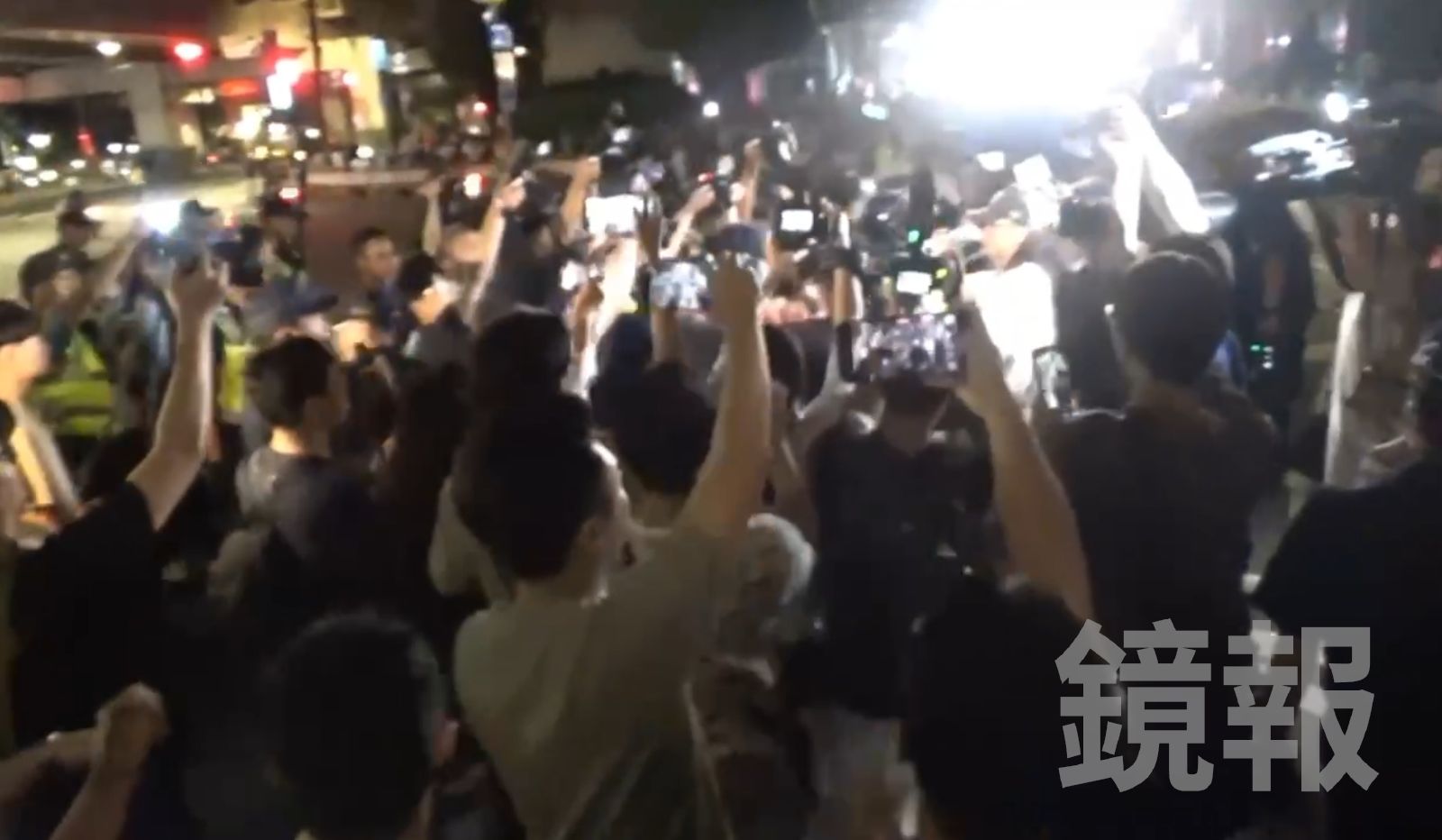 有片／拆公館圓環警遭揮拳攻擊　密錄器畫面曝光喊話聲透無奈