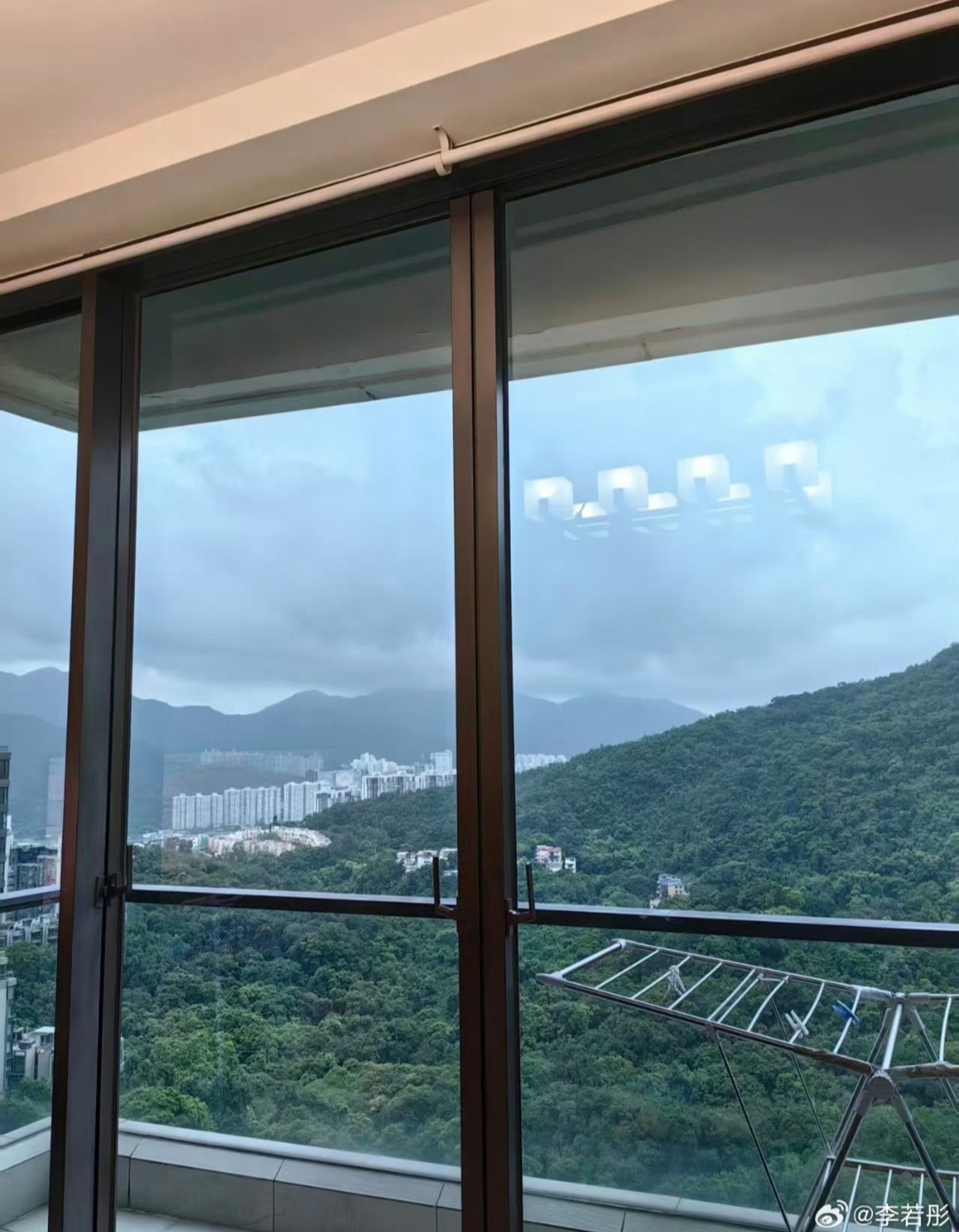 李若彤分享在自家豪宅美景。翻攝李若彤微博