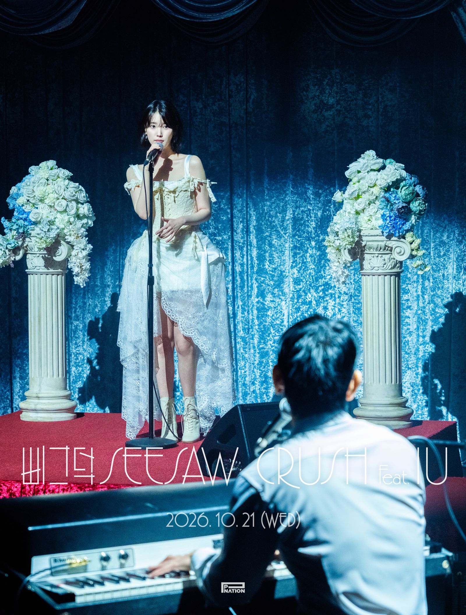 穿著浪漫白紗的IU在舞台上展歌喉。圖/翻攝自IG@crush9244