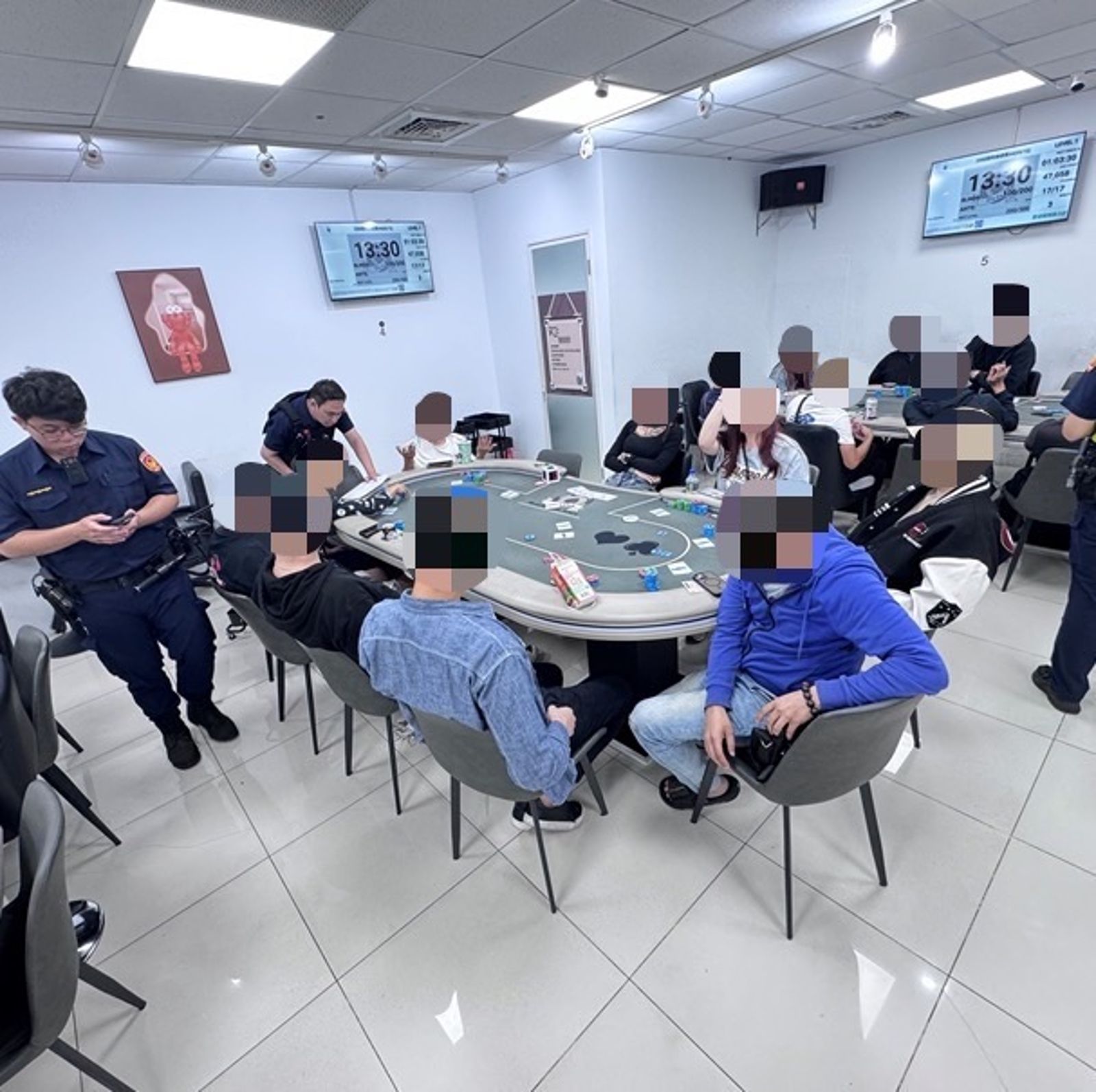 警方上門查緝當場查獲2桌賭客正在聚賭。翻攝畫面