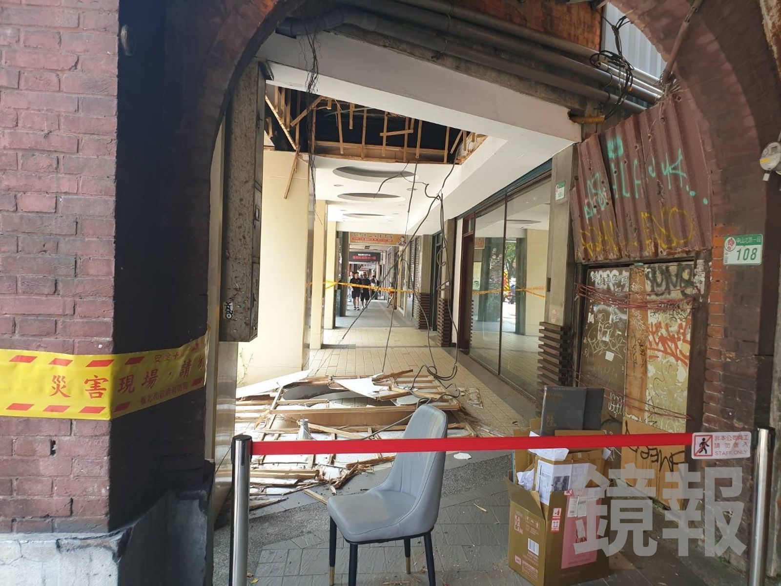 北市中山北路「天降橫禍」！騎樓天花板無預警崩塌　路人慘被活砸