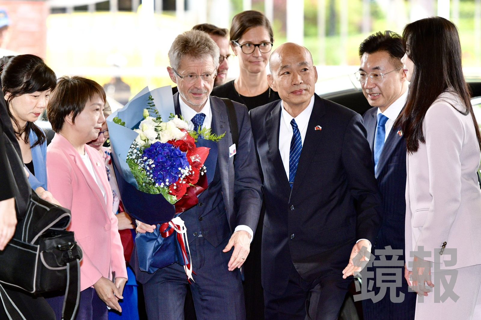 捷克參議長韋德齊拜訪立院 贈韓國瑜「捷克獅」木雕:盼台捷友誼不倒