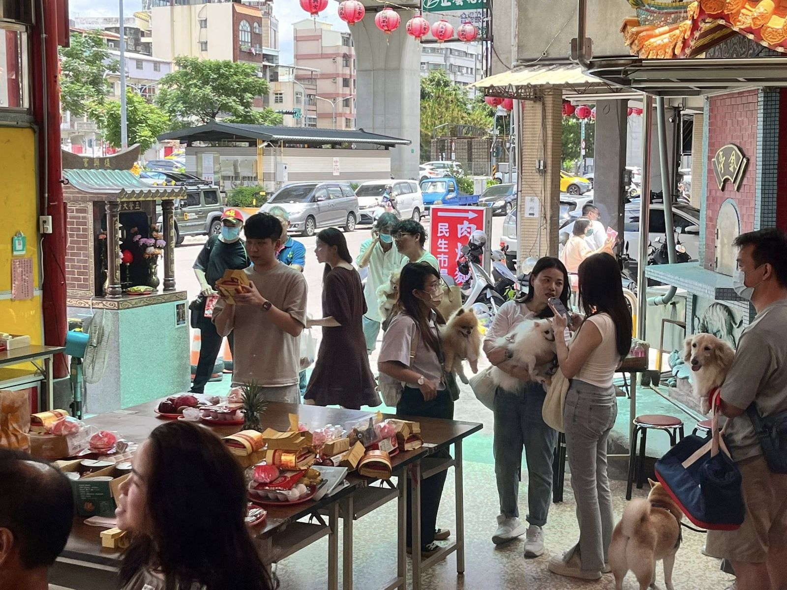 復興宮廟堂擠滿毛孩。圖/翻攝自臺中復興宮臉書