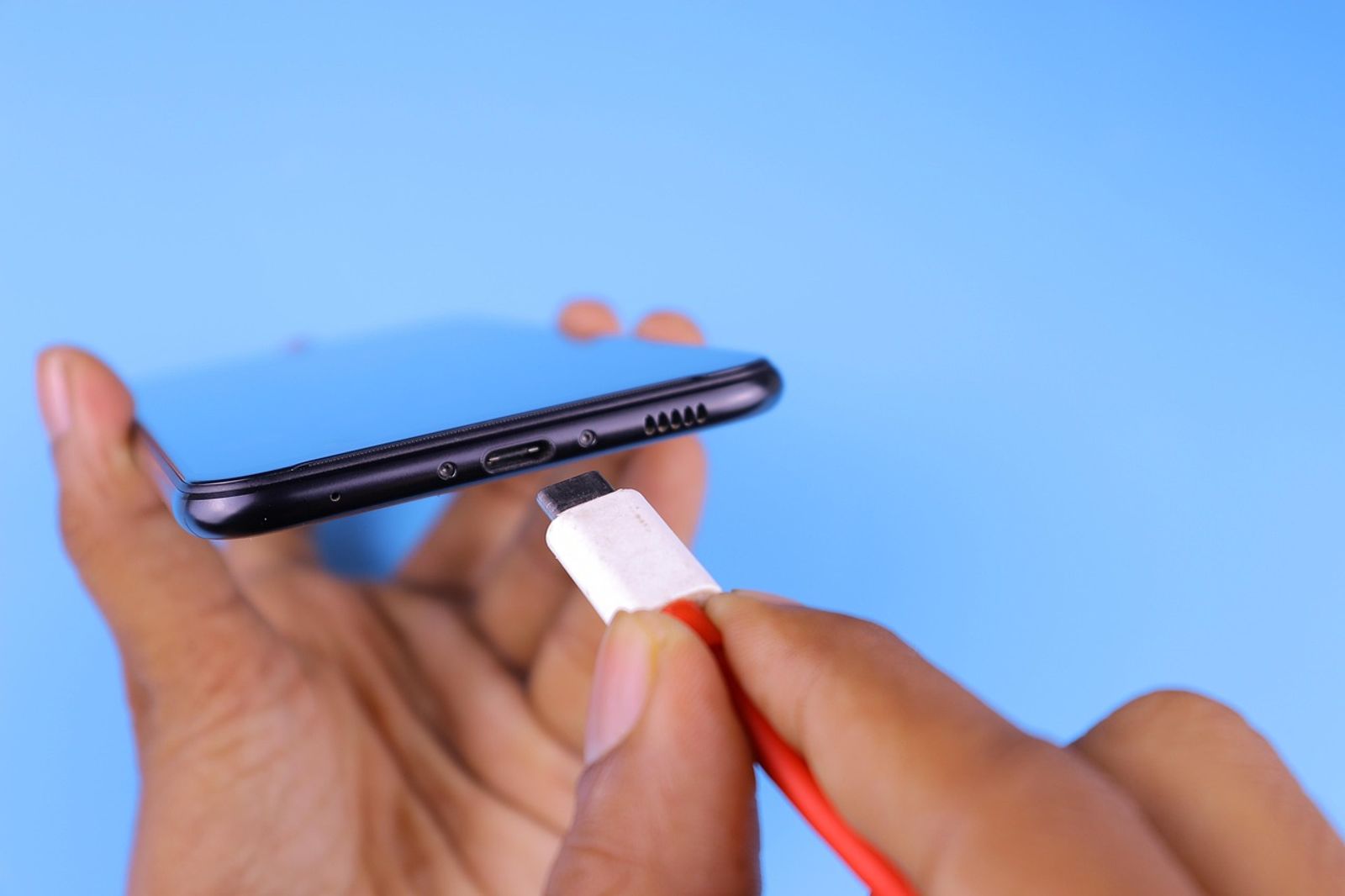 手機睡前可不可以充電？專家曝「電量100%才慘」…延長電池壽命5守則一次看