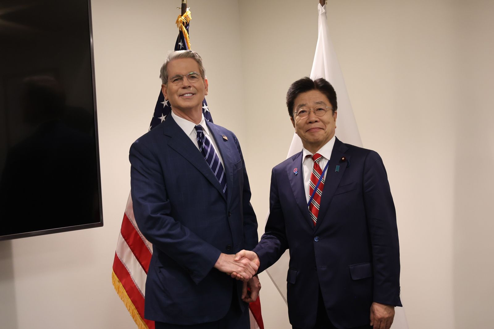 美國財長貝森特（左）和日本財務大臣加藤勝信（右）在G7開閉門會議，出來後避談匯率，並齊聲說，一切交由當前經濟、市場機制決定，美元持續疲弱，這無疑創造出亞幣升值空間。（翻攝財務省官網資料照）