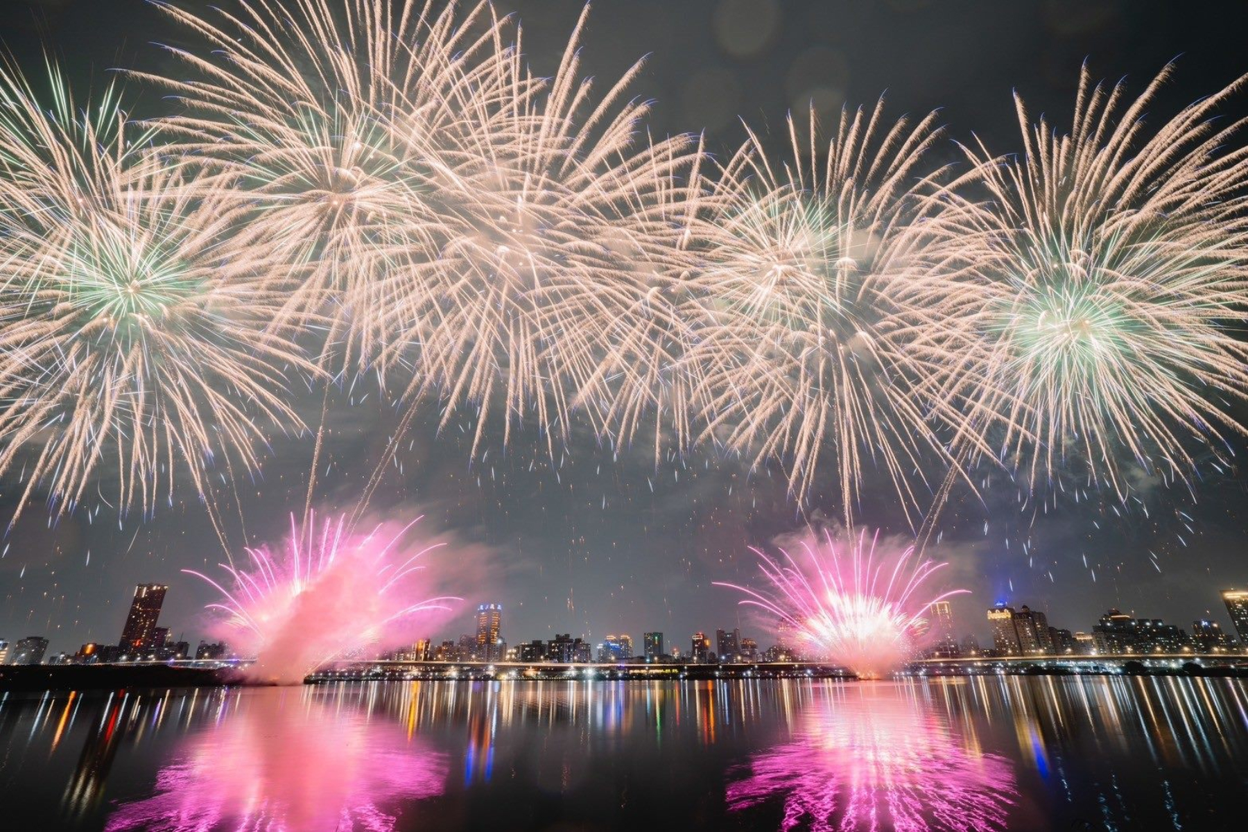 大稻埕煙火擠爆！神人分享「私房觀賞點」能悠哉離開　完整攻略曝光