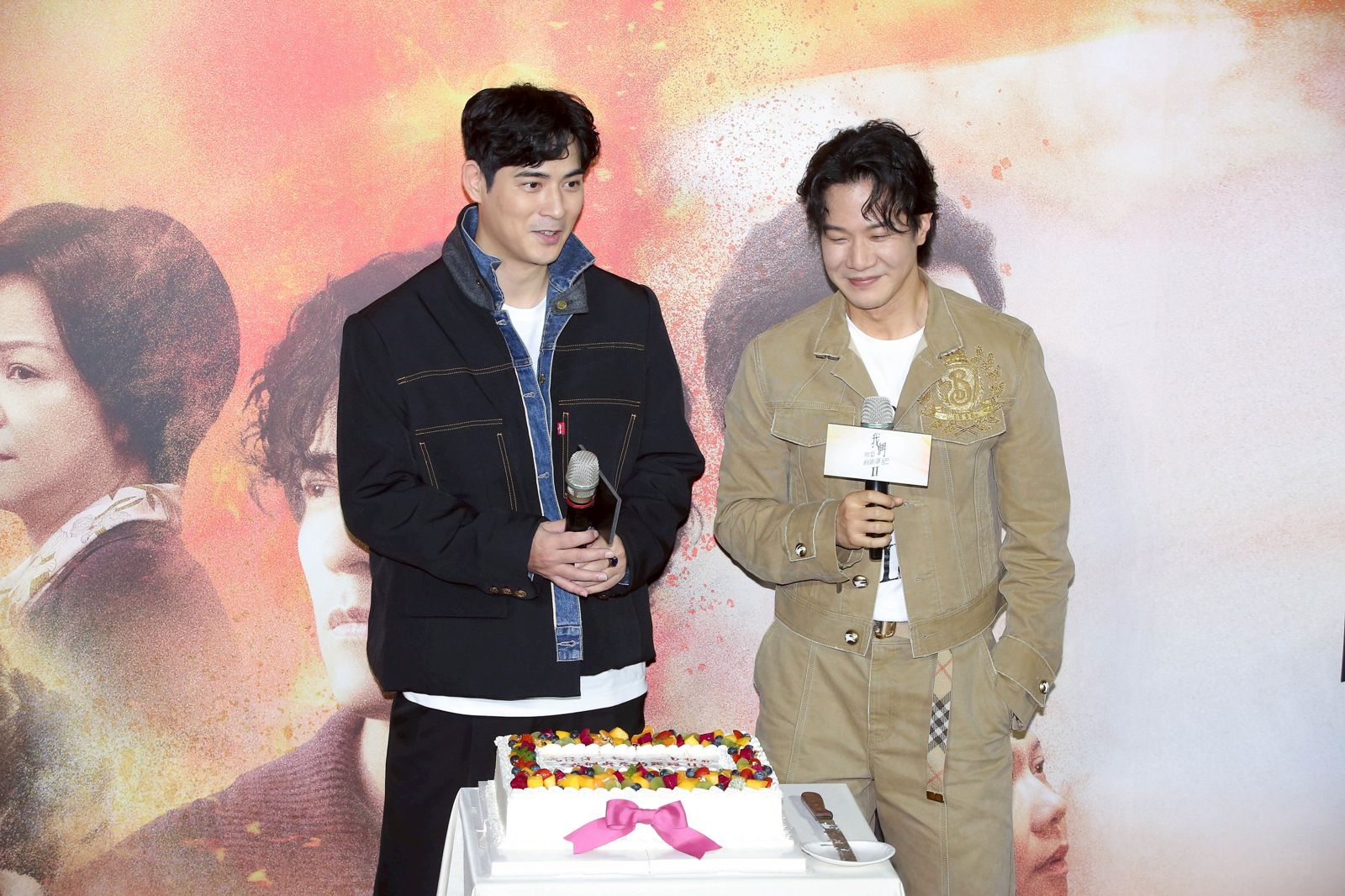 周渝民（左）、薛仕凌（右）《我們與惡的距離II》首映會收到慶生驚喜表情皆略顯尷尬。李鍾泉攝