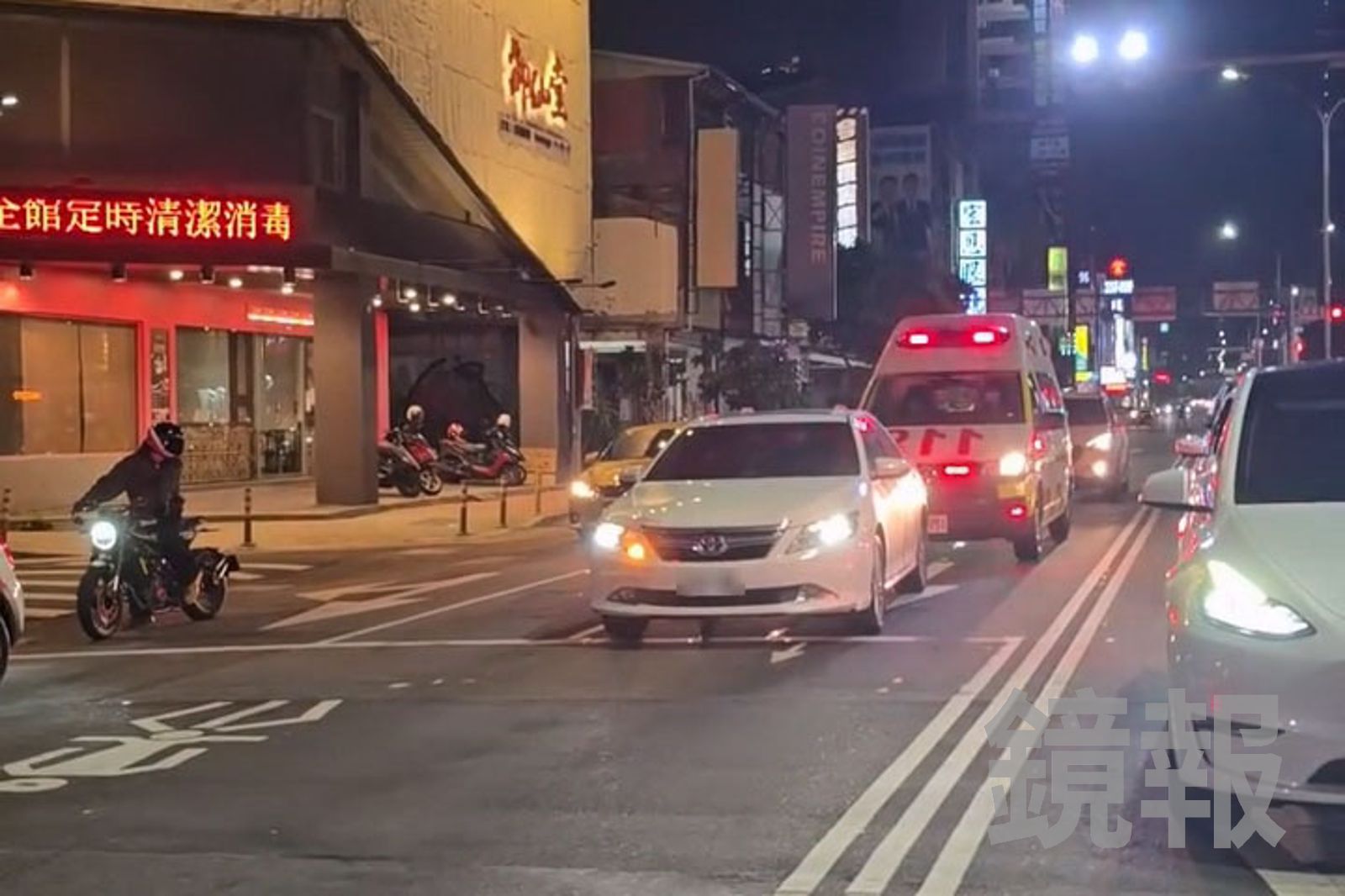 救護車鳴笛他原地不動　民眾看傻「睡覺嗎？」　下場恐噴3萬+吊照扣牌