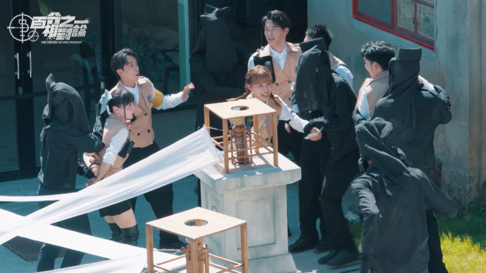 探員們遭黑衣人無預警狹持。映底子國際傳媒股份有限公司提供