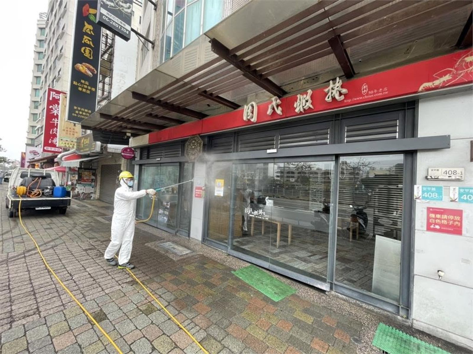「幹X娘!」雨衣怪客周末午餐大鬧周氏蝦捲 狂潑百隻活蟑螂 饕客丟碗驚逃