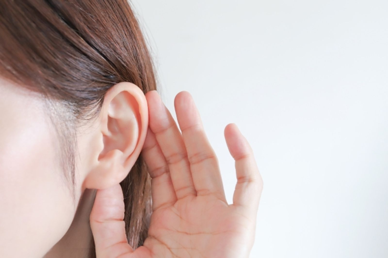 一名女高中生因為唯獨聽不見物理老師講話聲音,才發現罹患罕見疾病。示意圖/photoac