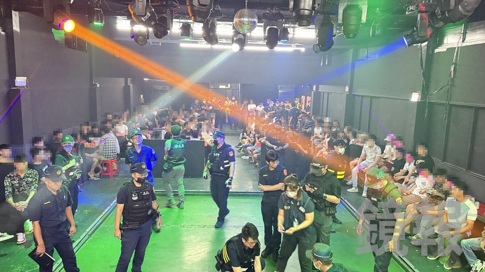 週末夜狂熱!大寮鐵皮屋變身越南舞廳 林園警深夜包抄扣毒包「沒人認」 200人全帶回採尿