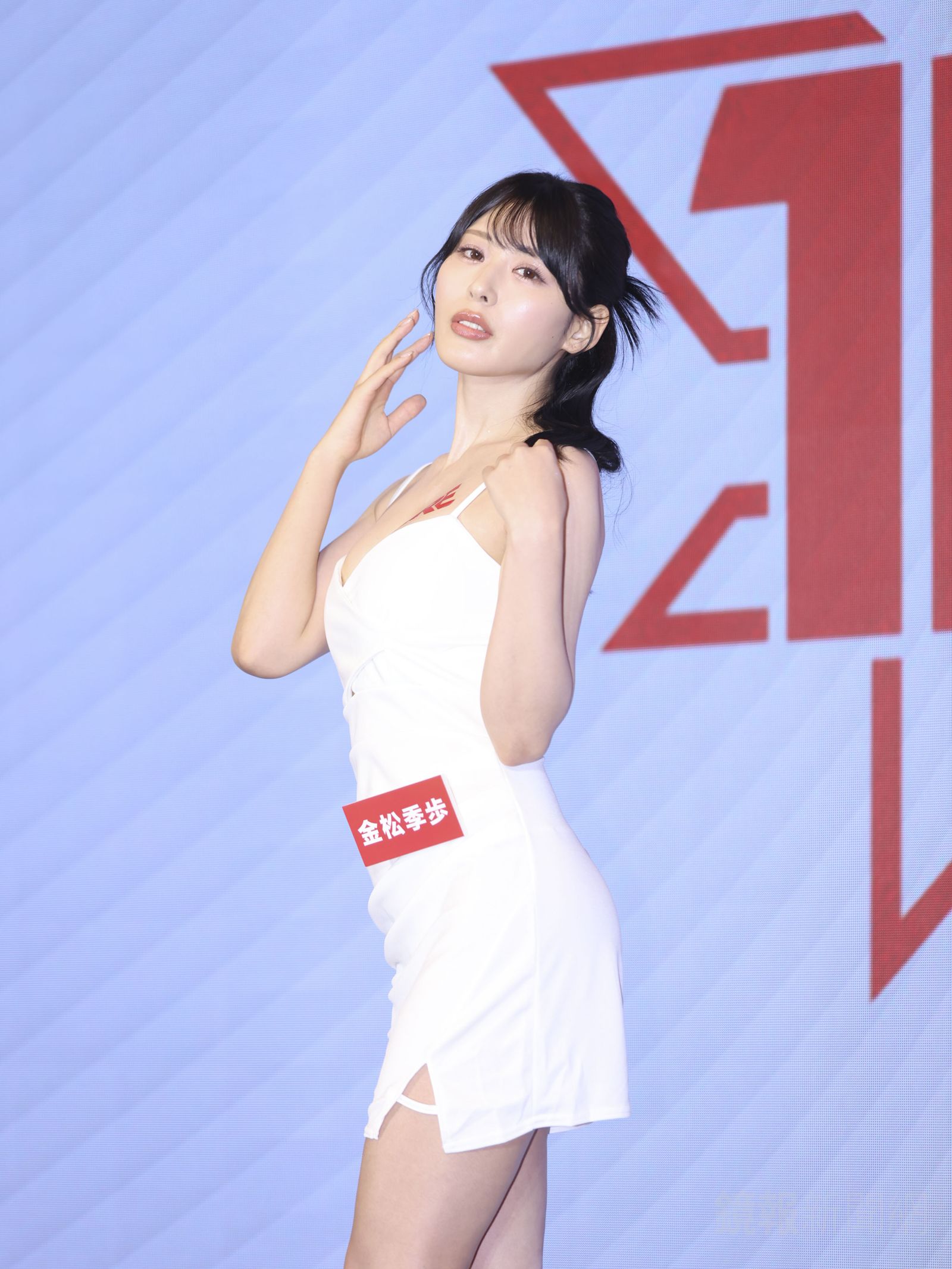 金松季步雖然34歲才加入AV行列，卻一舉獲封「怪物新人」，她也對身材保養十分講究，除了最滿意頸部線條，更為了台灣粉絲準備狂練腹肌。劉耀勻攝