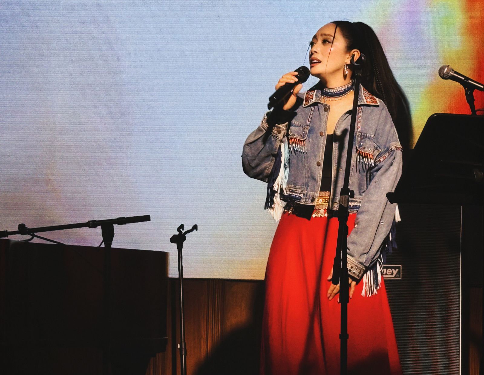 金曲歌后舞思愛印度開唱驚聞花蓮家園被淹　台上播災後影像唱古謠祈福