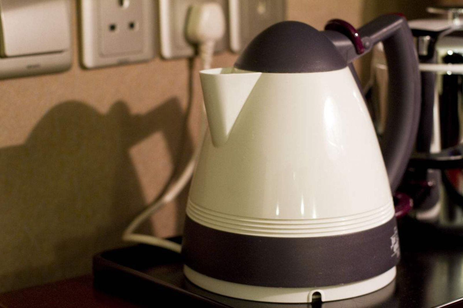 空服員呼籲：不要用飯店熱水瓶　房務員坦言：曾發現用過的套套