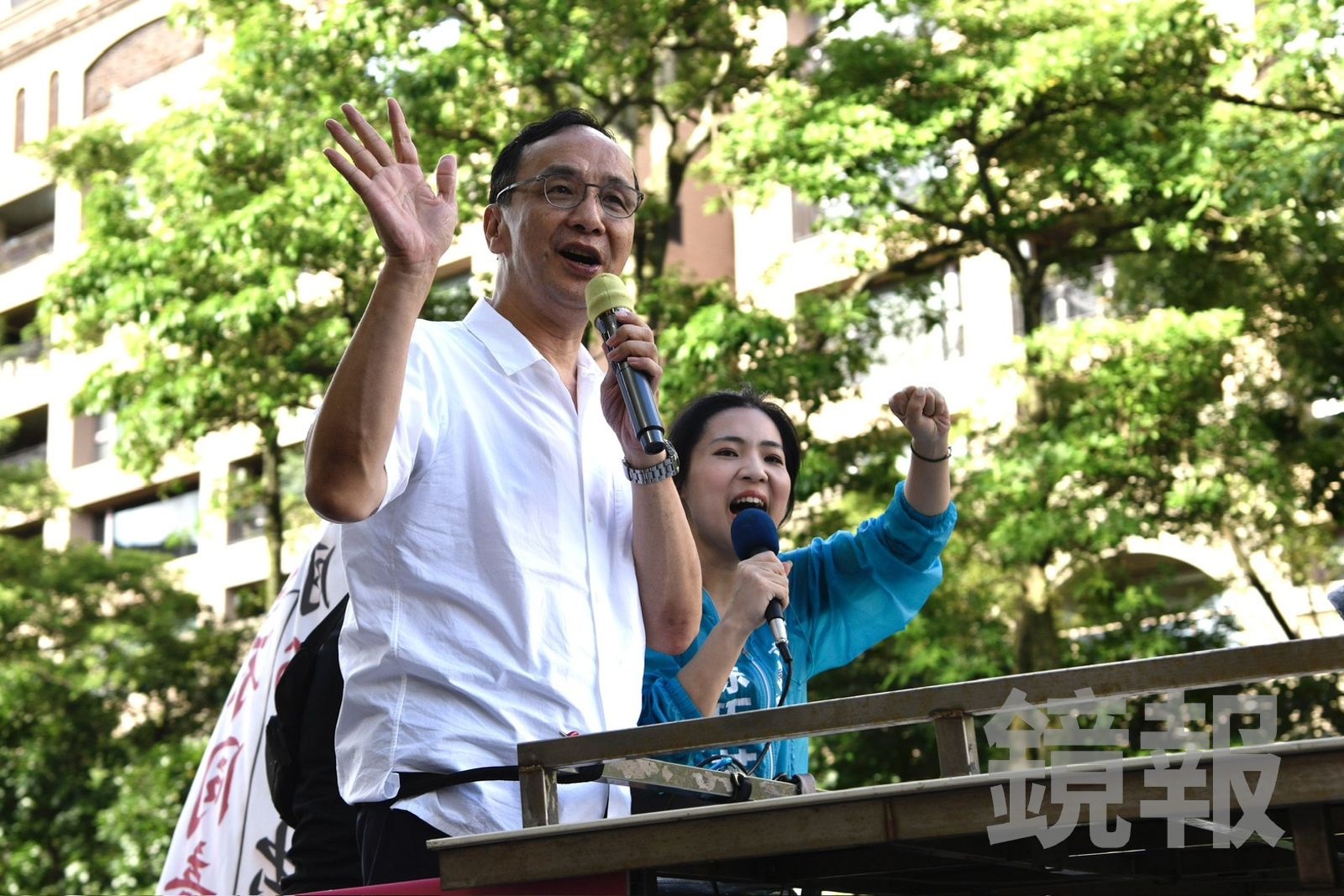 原訂要受訪的朱立倫與徐巧芯因行程延遲,僅象徵性地喊喊口號,隨即跳上戰車展開車掃行程。(圖/李智為攝)