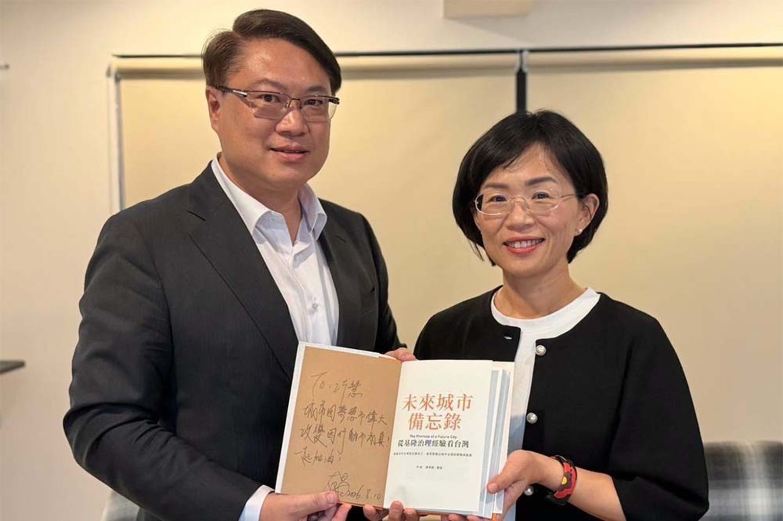 昔爭新北市長!林右昌返台合體蘇巧慧 送《未來城市備忘錄》勉一句話
