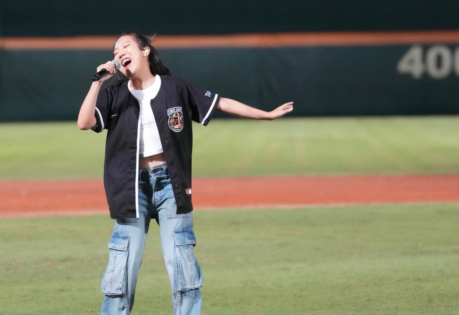 準金曲歌后現身球場開唱　陳傑憲暖心祝福順利奪獎