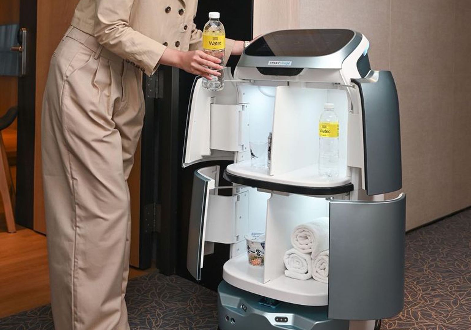 機器人對旅宿最大作用 名宿業者:人跟機器人一起把服務做到最好