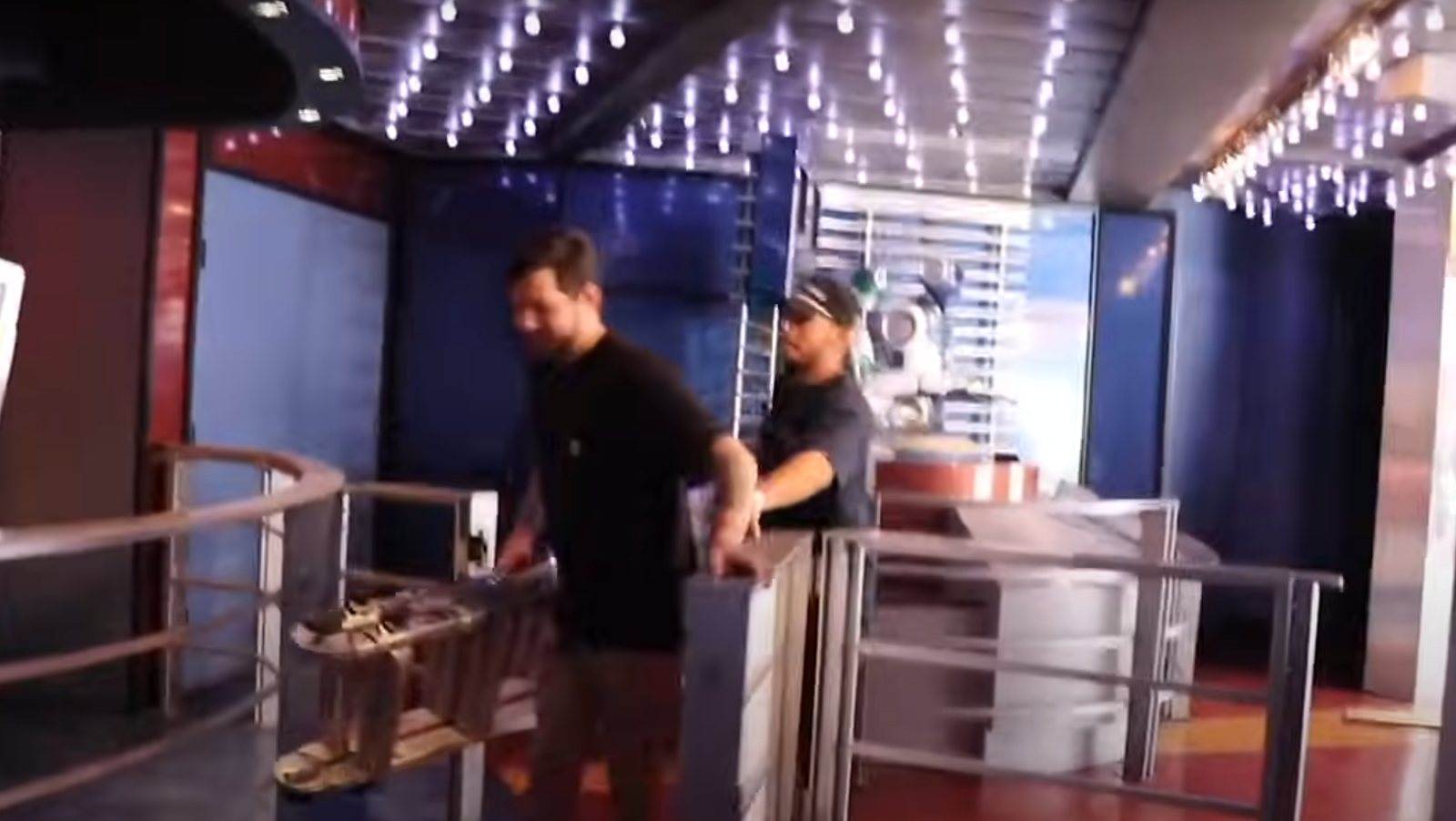 大盜闖羅浮宮行竊有梯就行！靈感來自這？　網驚呼網紅實測影片「是真的」