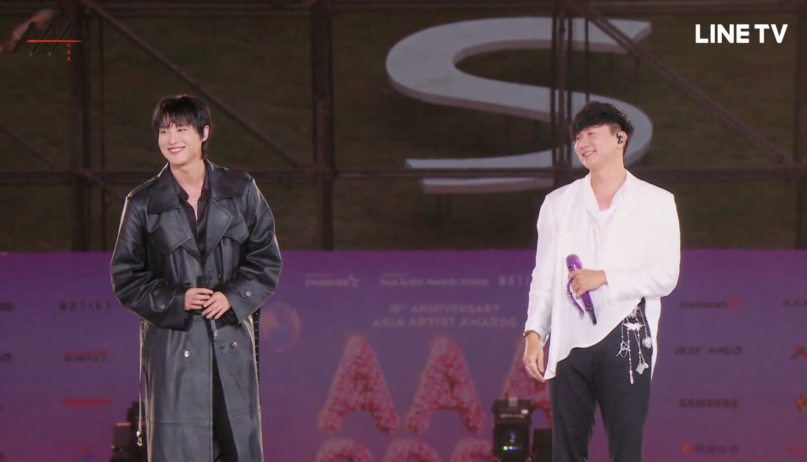 林俊傑(右)演唱時WOODZ驚喜登場。翻攝LINE TV