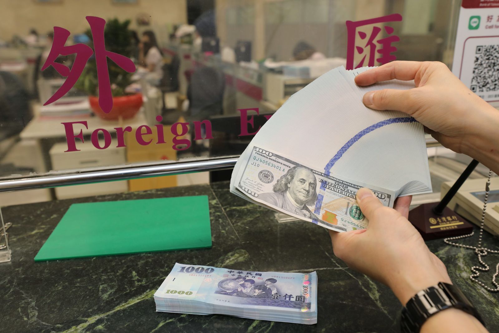 30元大關一開盤就失守 台幣見2字頭午盤暫升值1.2角