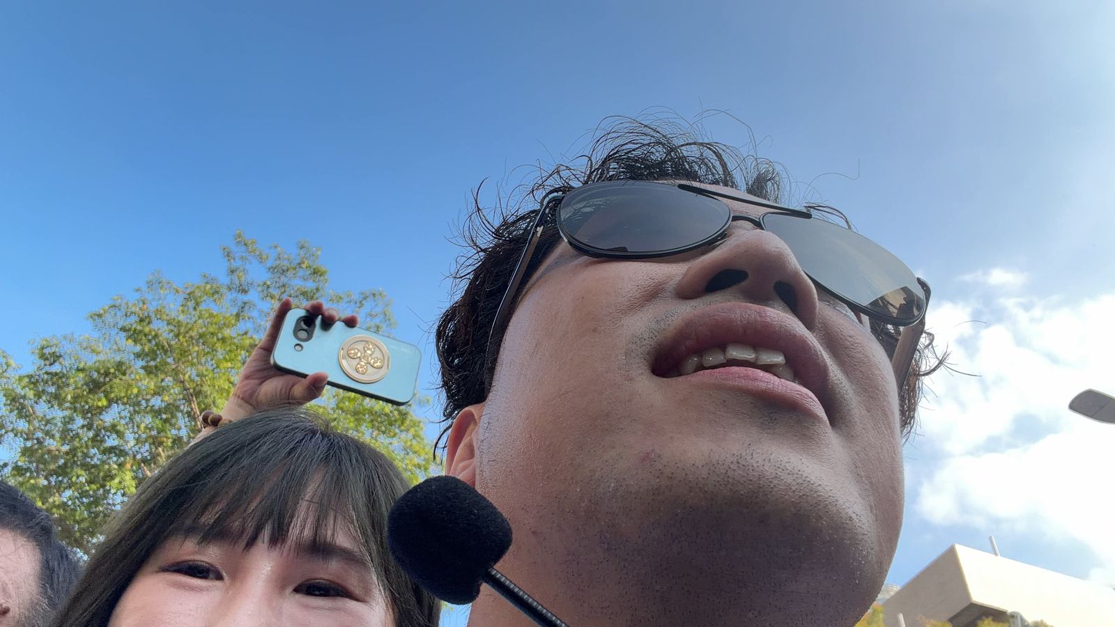 高雄市議員參選人黃敬雅貼出與台北市長候選人沈伯洋的合照引發議論。圖/翻攝自Threads@hello_chingya