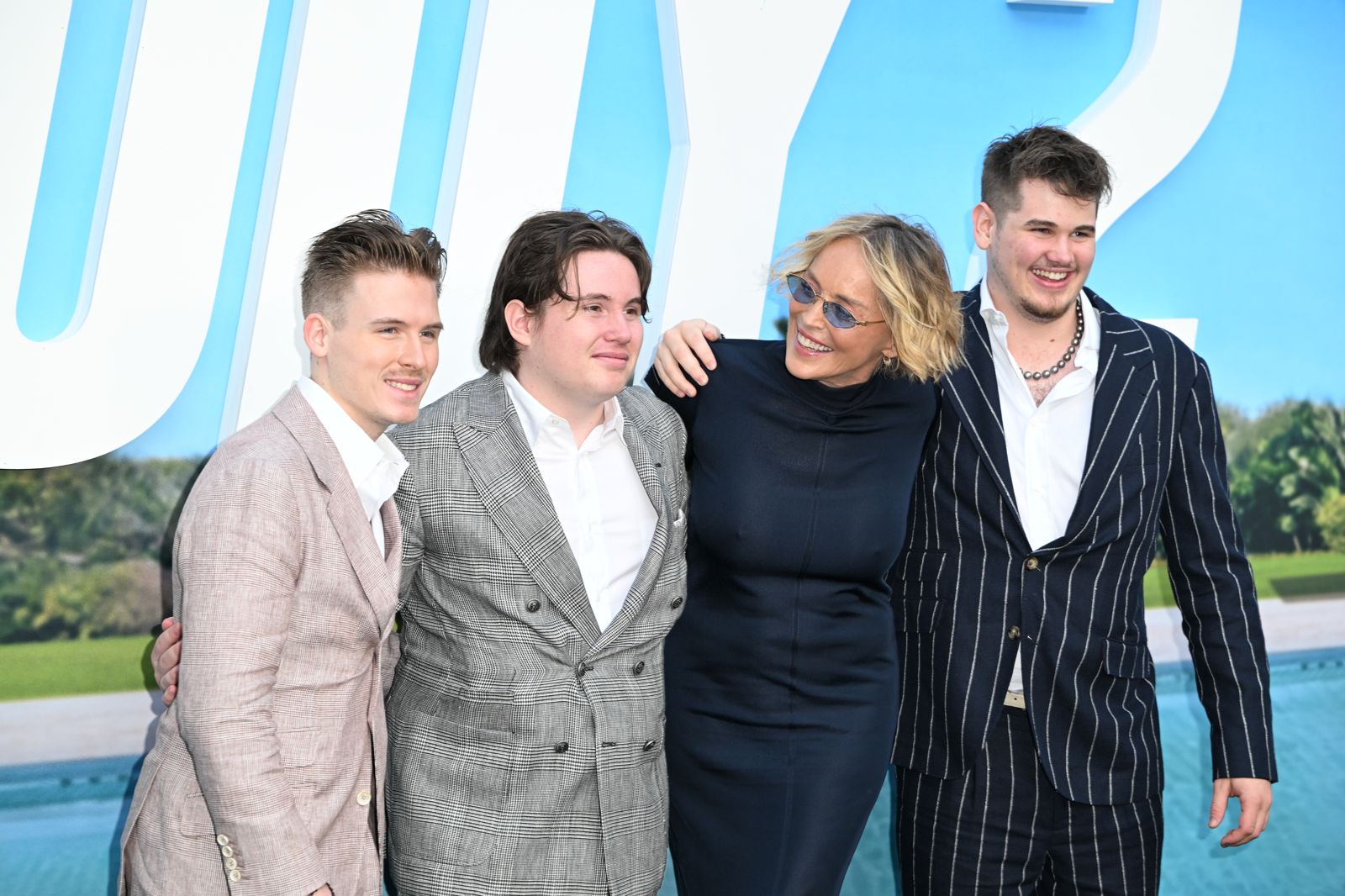 67歲莎朗史東近況曝光　攜3兒出席首映曝演黑幫大姐超過癮　