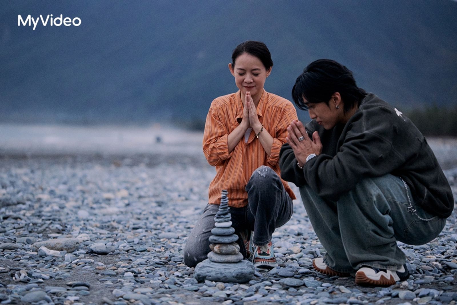 《我們回家吧3》曾寶儀（左）與婁峻碩（右）推石頭為花蓮祈福。台灣大哥大MyVideo、三立提供